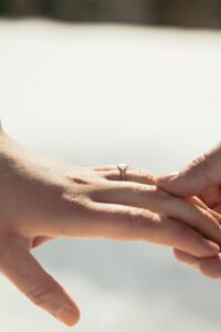 婚活成功のために知っておきたい婚約指輪の相場は？